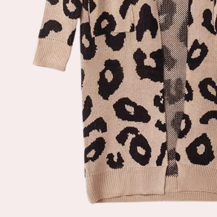 Beige en zwarte luipaardprint trui, lange mouwen, zachte stof, modieuze dameskleding, herfst-winter collectie, trendy en comfortabel.