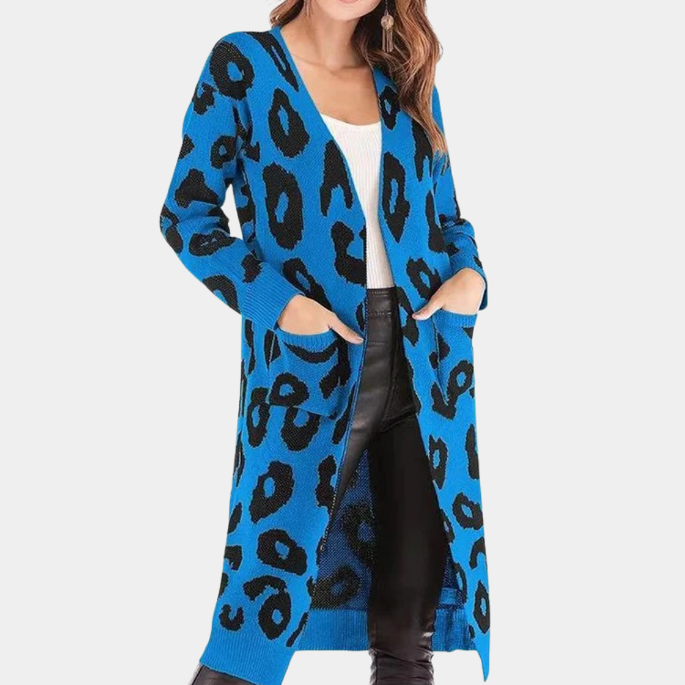 Blauwe lange damesvest met zwarte luipaardprint, open voorkant en zakken. Modieuze en comfortabele kleding voor dagelijks gebruik.