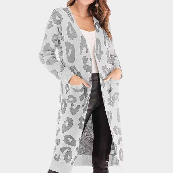 Grijze lange damesvest met luipaardprint, open voorkant en zakken. Trendy en comfortabel, perfect voor casual en stijlvolle outfits.