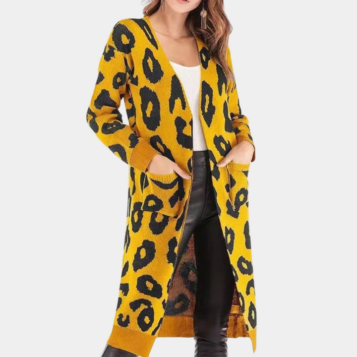 Gele damescardigan met luipaardprint, lange mouwen en zakken. Trendy herfstmode, comfortabele pasvorm, perfect voor casual en stijlvolle outfits.