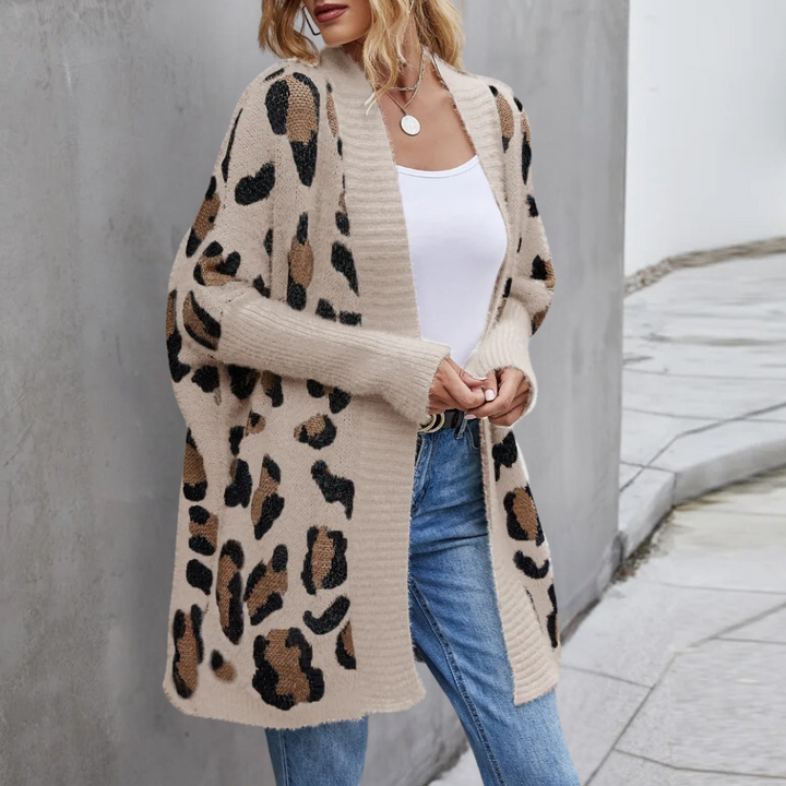 Vrouw draagt een beige luipaardprint vest, witte top en blauwe jeans. Modieuze herfstkleding, casual stijl, comfortabele damesmode.
