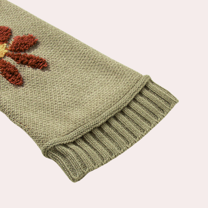 Groene gebreide mouw met bloemmotief, Honoria trui detail, hoogwaardige wol, herfstmode, dameskleding, comfortabele en stijlvolle trui.