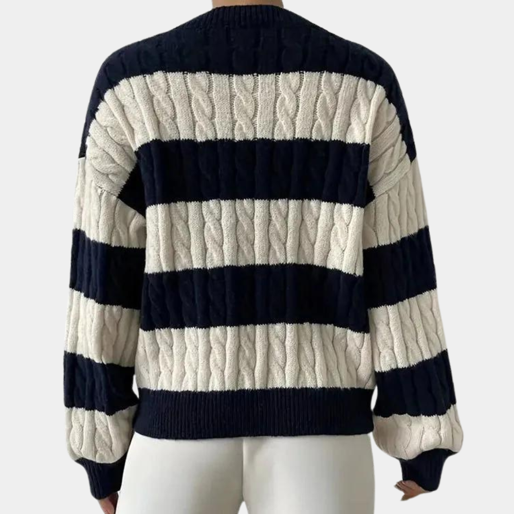 Gestreepte kabeltrui dames, zwart-wit, rugaanzicht. Modieuze gebreide trui, casual stijl, comfortabele pasvorm, herfst-winter kleding.