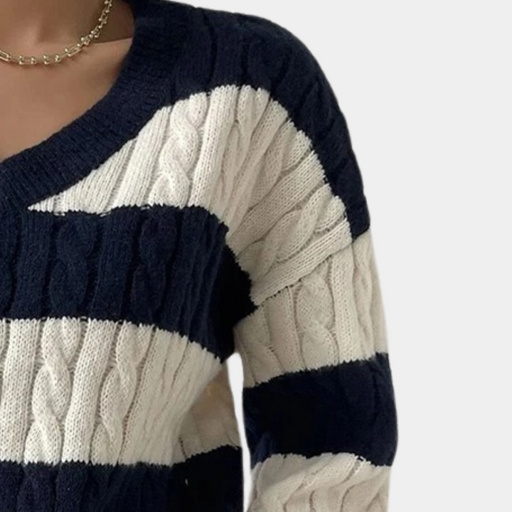 Gestreepte trui dames, marineblauw en wit, kabelgebreid, V-hals, casual mode, herfst winter, comfortabele warme kleding, stijlvolle outfit.