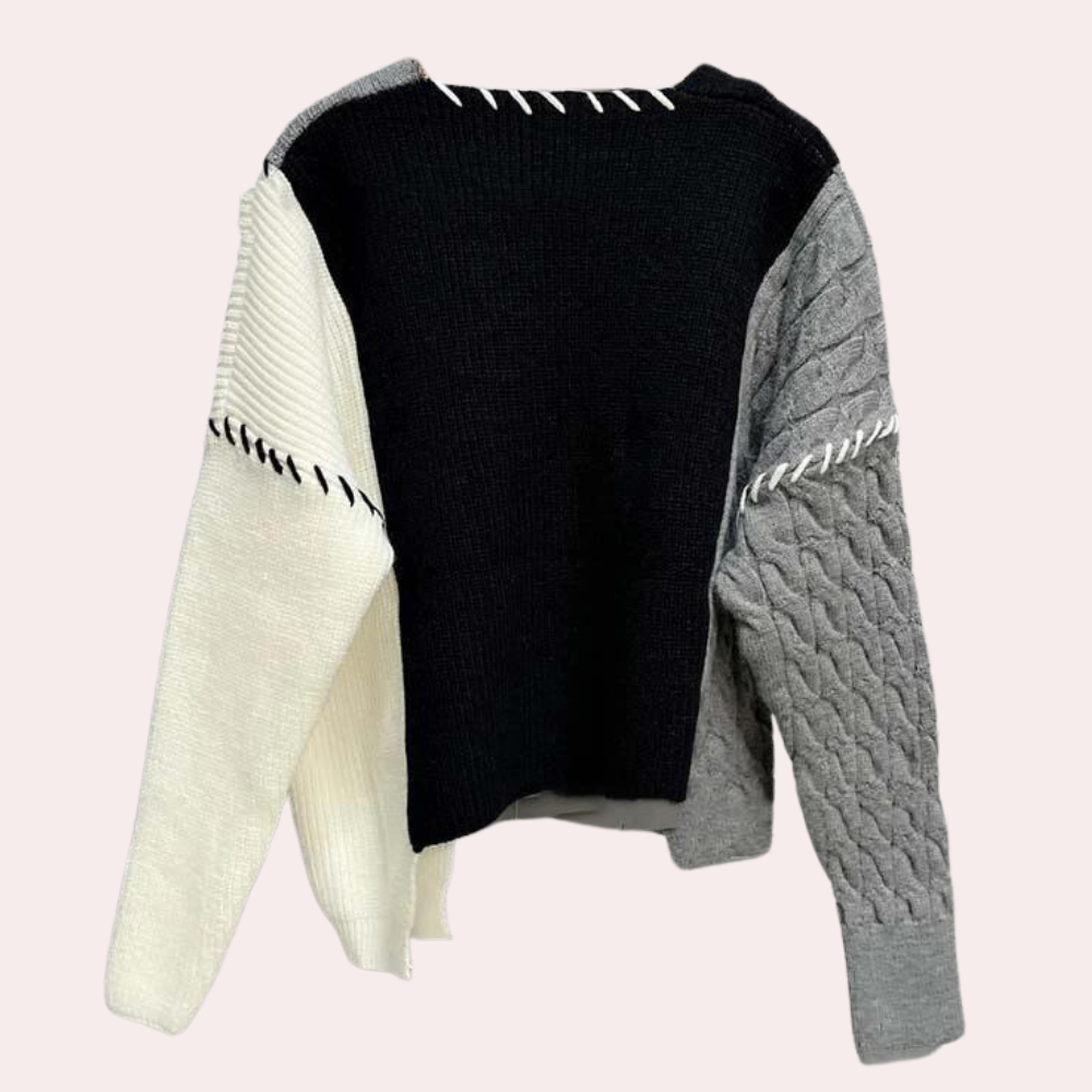 Veelzijdige damestrui met driekleurig ontwerp: zwart, wit en grijs. Gebreide textuur, ideaal voor herfstmode. Comfortabele en stijlvolle outfit.