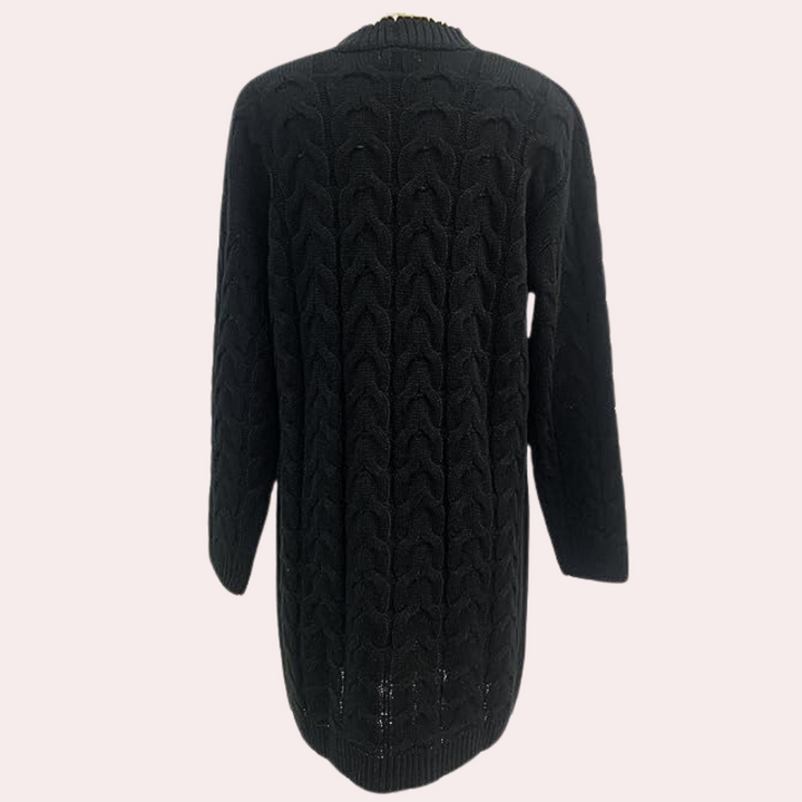 Zwarte gebreide damestrui met kabelpatroon, lange mouwen en ronde hals. Stijlvolle en warme trui voor herfst- en wintermode.