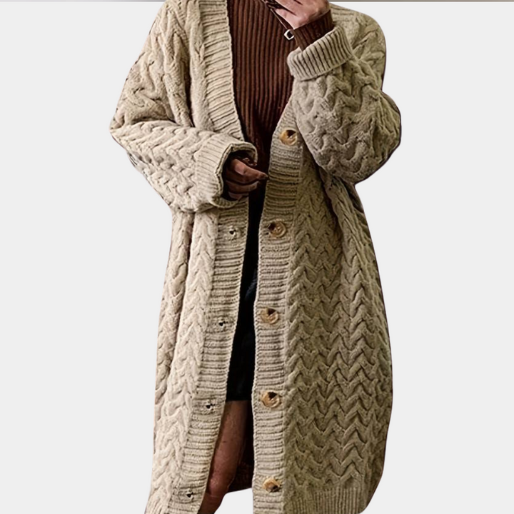 Lange gebreide damesvest in kaki met kabelpatroon en knopen, ideaal voor herfstmode. Comfortabel en stijlvol, perfect voor casual outfits.
