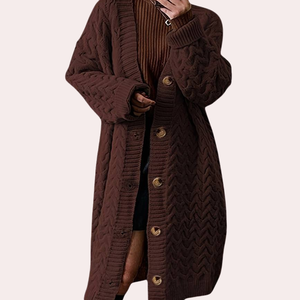Donkerbruine gebreide damescardigan met knopen, lange mouwen en kabelpatroon. Perfect voor herfstmode en casual winteroutfits.