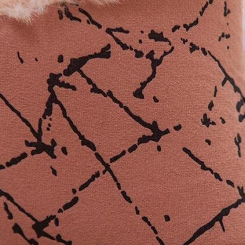 Detail van een roze tapijt met abstract zwart patroon, moderne vloerkleed textuur, interieurdecoratie, hoogwaardige stoffen, eigentijds design.