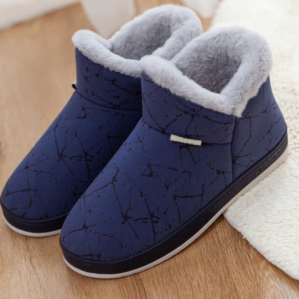 Blauwe winterpantoffels met grijze voering, antislipzool en abstract patroon. Ideaal voor warme voeten thuis. Comfortabele en stijlvolle huisschoenen.