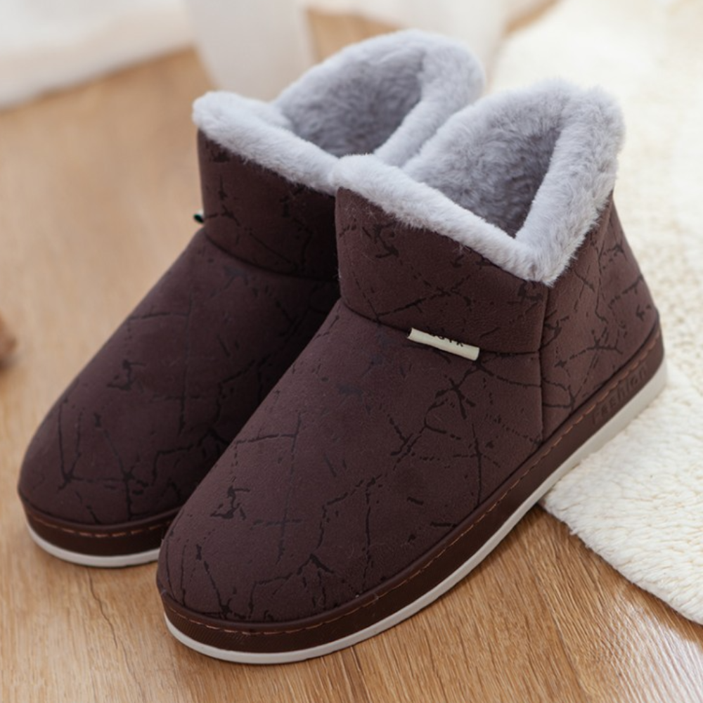 Bruine winterpantoffels met grijze voering, warme gevoerde sloffen voor dames, antislip zool, comfortabel en stijlvol voor binnengebruik.