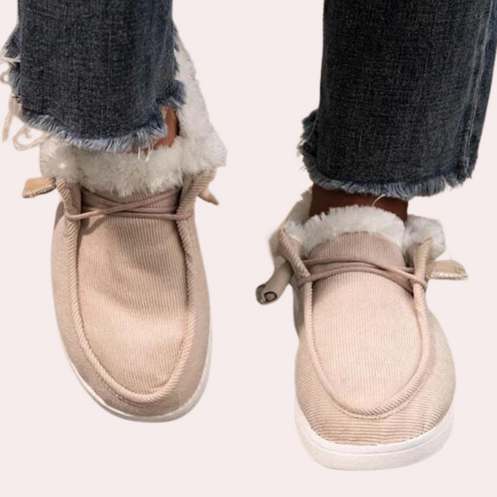 Beige dames instappers met bontvoering, casual stijl, comfortabele pasvorm, perfect voor dagelijks gebruik. Trendy schoenen voor herfst en winter.