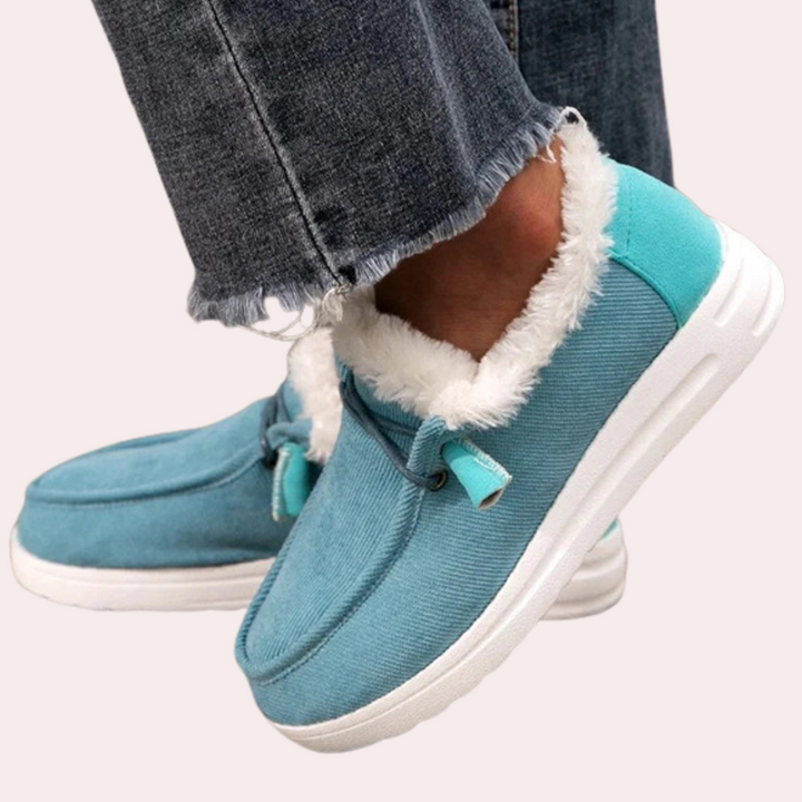 Blauwe damesinstappers met witte voering, comfortabele casual schoenen, warme winterpantoffels, trendy design, ideaal voor dagelijks gebruik.