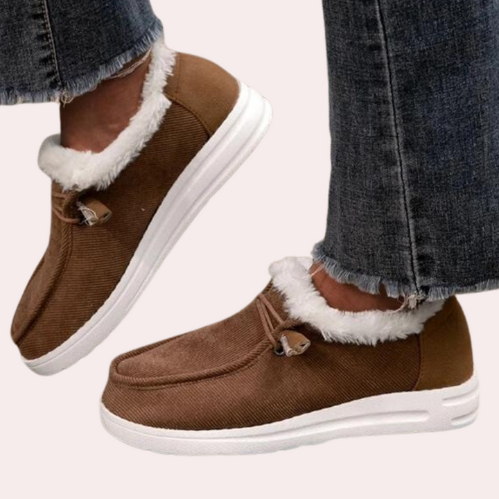 Bruine damesinstappers met witte zool en warme voering, ideaal voor casual wintermode. Comfortabele schoenen voor dagelijks gebruik.