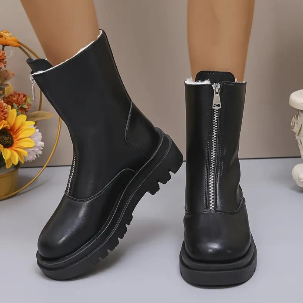 Zwarte leren laarzen met ritssluiting en dikke zool, modieuze dameslaarzen, herfst- en wintermode, comfortabele en stijlvolle schoenen.