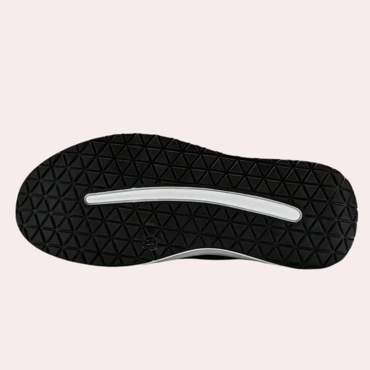 Zwarte rubberen zool van sportschoen met antislip patroon en witte streep, ideaal voor hardlopen en fitness. Comfortabele en duurzame grip.