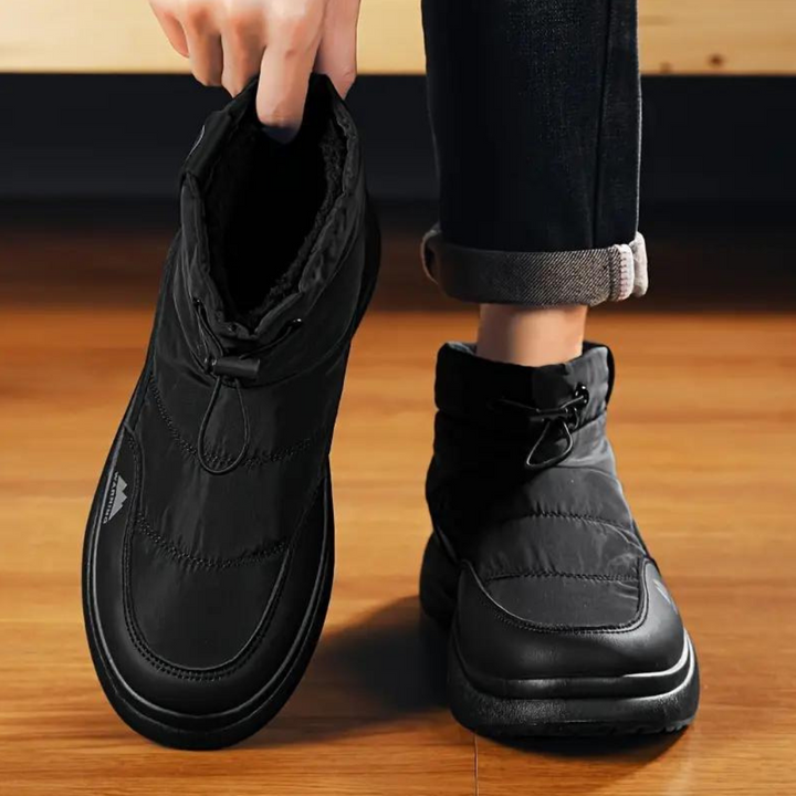 Zwarte winterlaarzen voor heren, waterdicht en gevoerd, met vetersluiting. Ideaal voor koude weersomstandigheden. Comfortabele en duurzame schoenen.