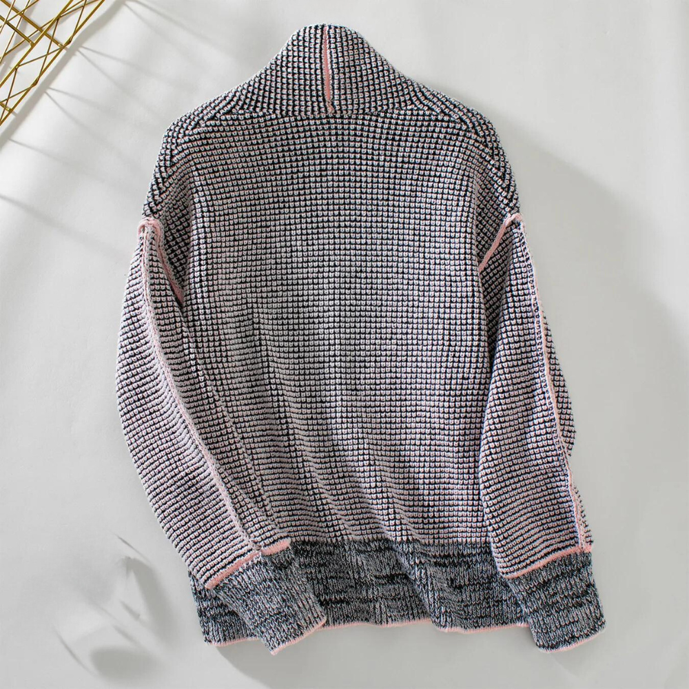 Roze-rode gebreide trui met geribbelde kraag en manchetten, textuurpatroon, damesmode, herfst-winter kleding, trendy en comfortabel design.