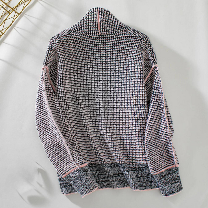 Roze-rode gebreide trui met geribbelde kraag en manchetten, textuurpatroon, damesmode, herfst-winter kleding, trendy en comfortabel design.