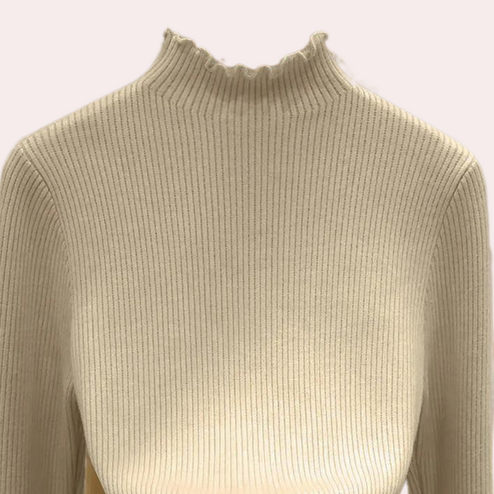 Crèmekleurige geribbelde coltrui dames, modieuze hoge hals, comfortabele pasvorm, trendy herfst- en winterkleding, stijlvolle knitwear.