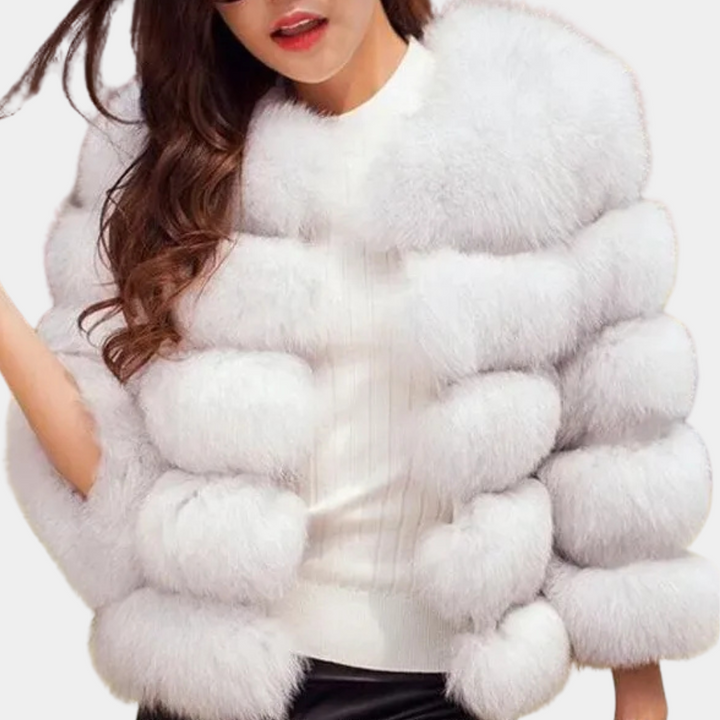 Vrouw in witte bontjas, modieuze winterkleding, luxe damesmode, stijlvolle outfit, warme jas, trendy design, elegant en chic.