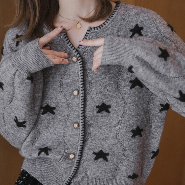Grijze damestrui met zwarte sterpatroon en knopen, modieuze gebreide cardigan, herfstkleding, comfortabele en stijlvolle damesmode.