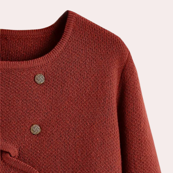 Rode gebreide trui met ronde hals en decoratieve knopen, damesmode, herfstkleding, warme textuur, stijlvolle casual outfit.