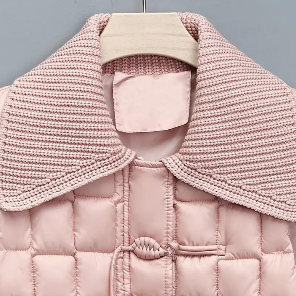 Roze gewatteerde jas met gebreide kraag, houten hanger, detailopname. Modieuze damesjas, winterkleding, trendy design, hoogwaardige stof.