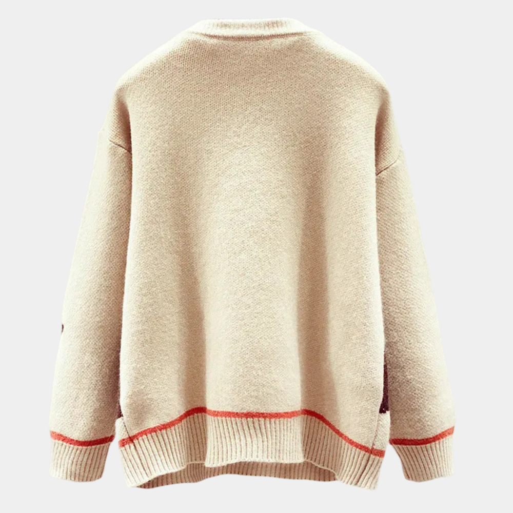 Beige oversized trui met rode accenten, achterkant. Zachte gebreide stof, casual stijl. Perfect voor herfst- en wintermode. Unisex kleding.