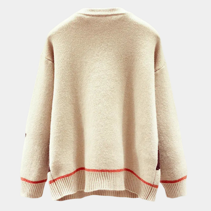 Beige oversized trui met rode accenten, achterkant. Zachte gebreide stof, casual stijl. Perfect voor herfst- en wintermode. Unisex kleding.