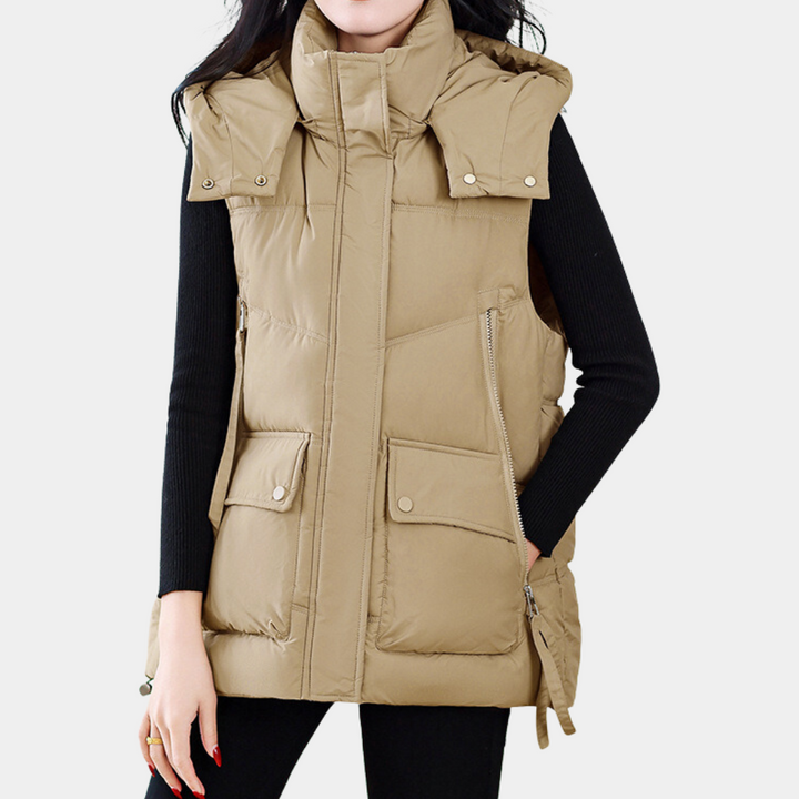 Dames gewatteerde bodywarmer in champagnekleur, met hoge kraag en zakken. Modieuze winterjas, ideaal voor koude seizoenen.