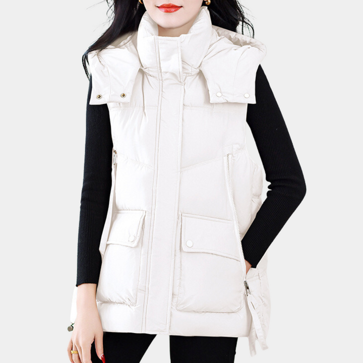 Witte gewatteerde damesbodywarmer met capuchon, ritssluiting en zakken. Modieuze winterkleding, ideaal voor casual en outdoor activiteiten.