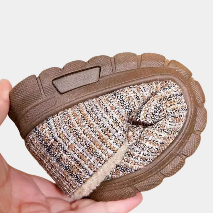 Gevouwen wollen pantoffel met antislip rubberen zool, beige en bruin gemêleerd, comfortabele warme binnenvoering, ideaal voor thuisgebruik.