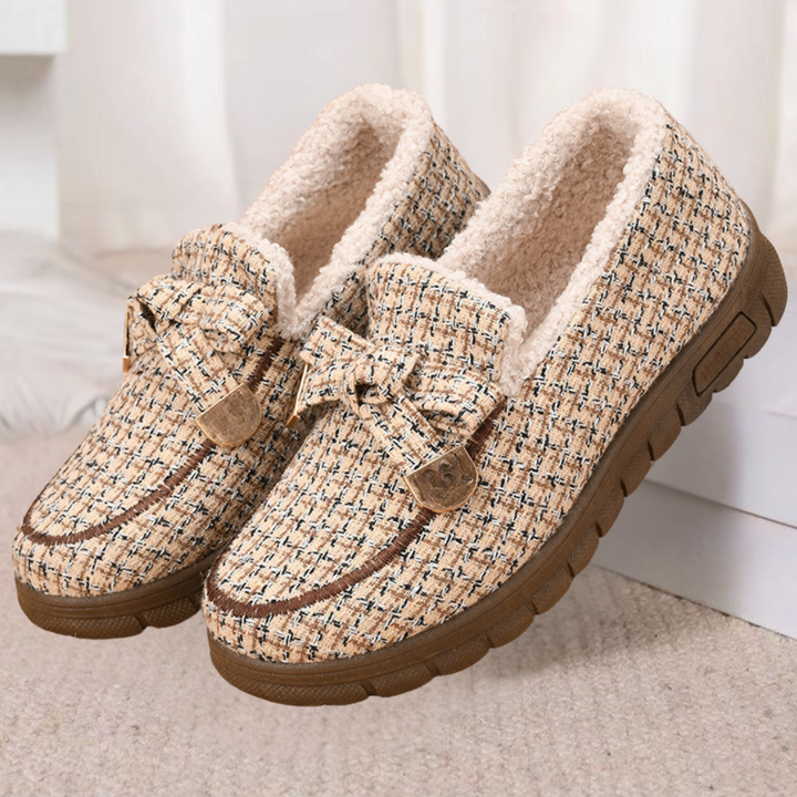 Khaki dames instappers met warme voering, comfortabele antislip zool en modieuze strik. Perfect voor casual winterstijl en dagelijks gebruik.