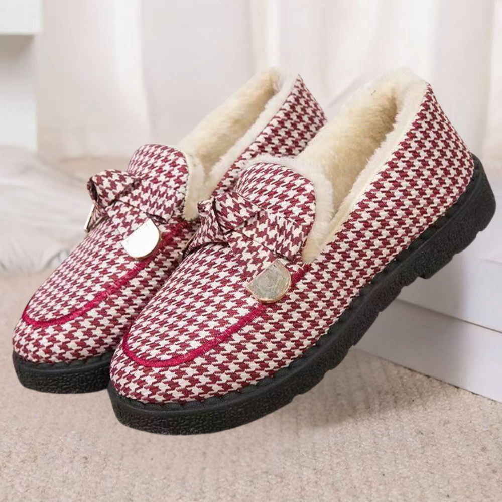 Rode en witte pied-de-poule instappers met bontvoering en zwarte zool, stijlvolle damespantoffels voor wintercomfort en warmte.