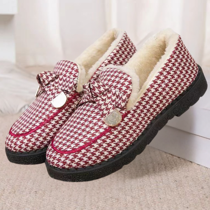 Rode en witte pied-de-poule instappers met bontvoering en zwarte zool, stijlvolle damespantoffels voor wintercomfort en warmte.