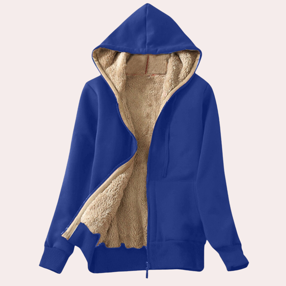 Blauwe hoodie met capuchon en beige fleece voering, rits en zakken. Comfortabele winterkleding, ideaal voor casual en sportieve outfits.