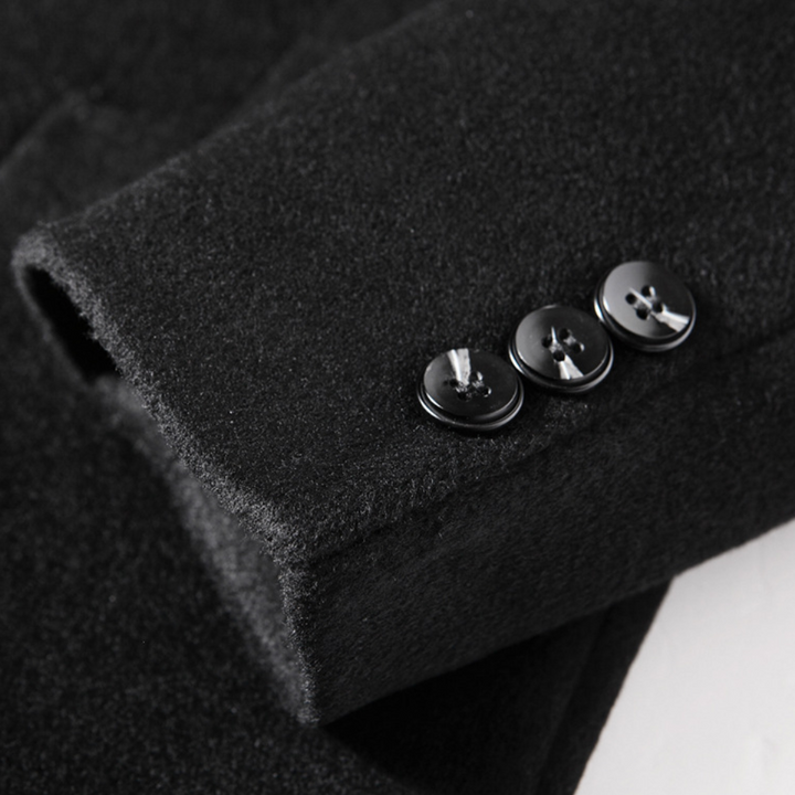 Zwarte wollen jas mouw met drie knopen, detailopname. Hoogwaardige herenkleding, stijlvolle wintermode, luxe stoffen.
