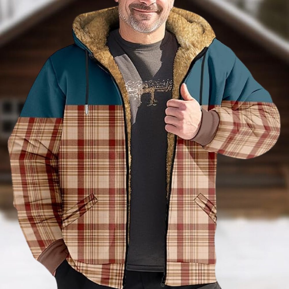 Man in geruite winterjas met capuchon voor houten chalet. Warme, stijlvolle jas met blauwe en bruine tinten, ideaal voor koude weersomstandigheden.
