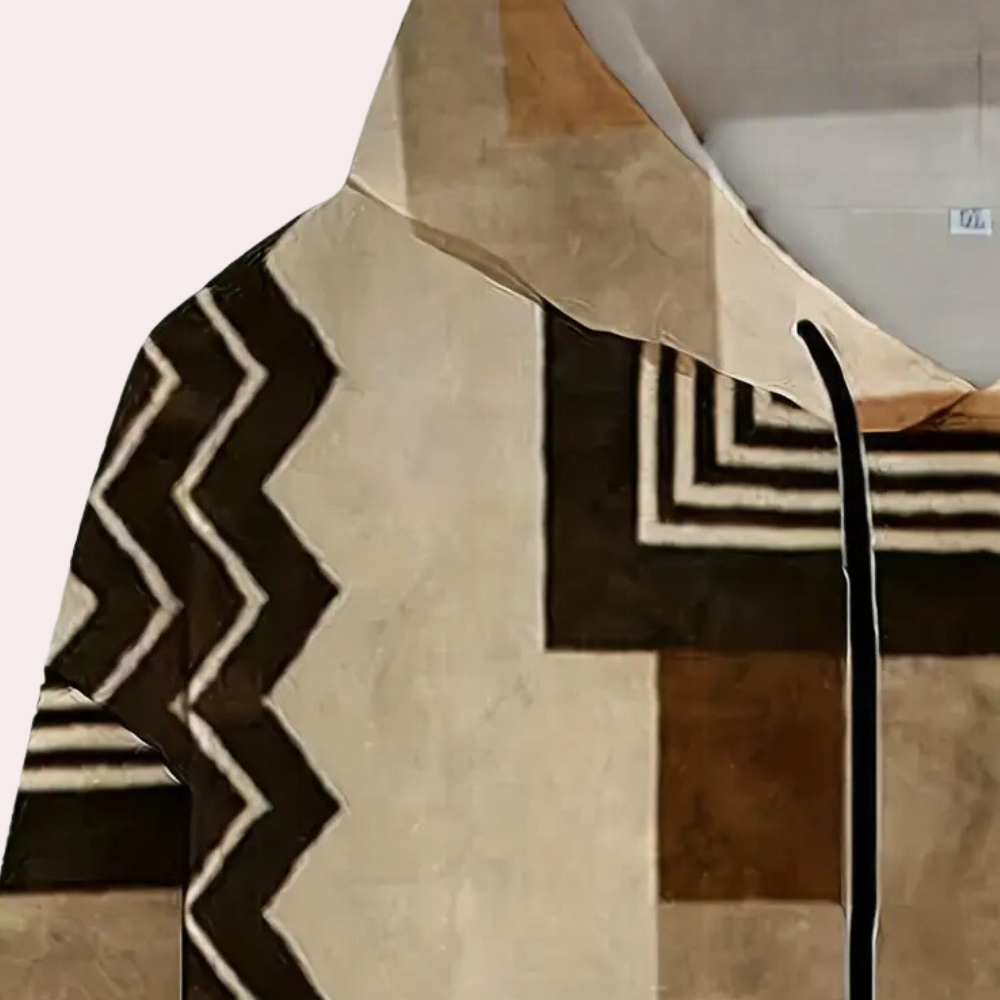 Detail van een beige en bruine hoodie met geometrisch Afrikaans patroon, zigzag en vierkanten. Modieuze etnische kleding, unisex design.