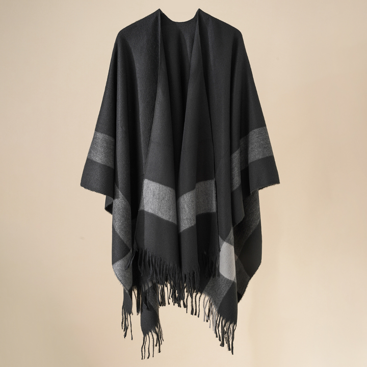 Zwarte wollen poncho met grijze strepen en franjes, stijlvolle damesmode, warme winterkleding, elegant design, hoogwaardige stof.