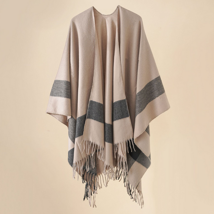 Beige poncho met grijze strepen en franjes, stijlvolle damesmode, warme winterkleding, trendy accessoire, comfortabele en elegante uitstraling.