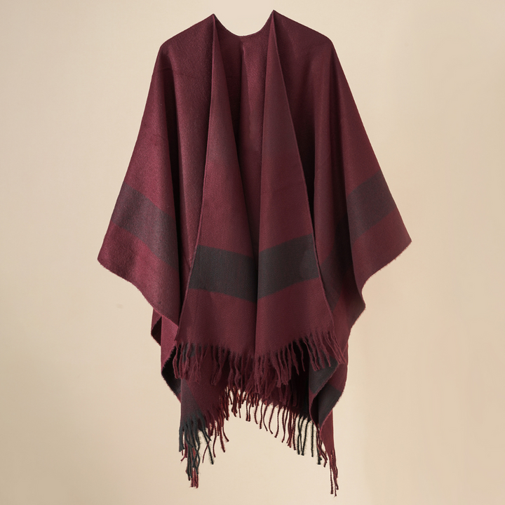 Bordeauxrode poncho met zwarte strepen en franjes, warme wollen omslagdoek, stijlvolle herfst- en wintermode, unisex kledingaccessoire.