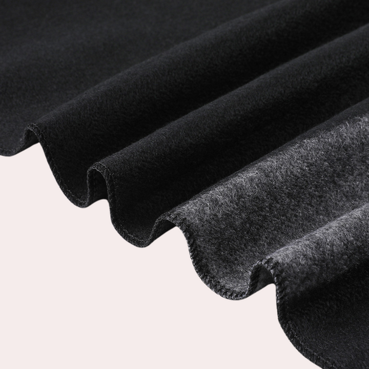 Zwarte en grijze geribbelde stof, close-up. Hoogwaardige textieltextuur, geschikt voor mode en interieur. Luxe en duurzaam materiaal.