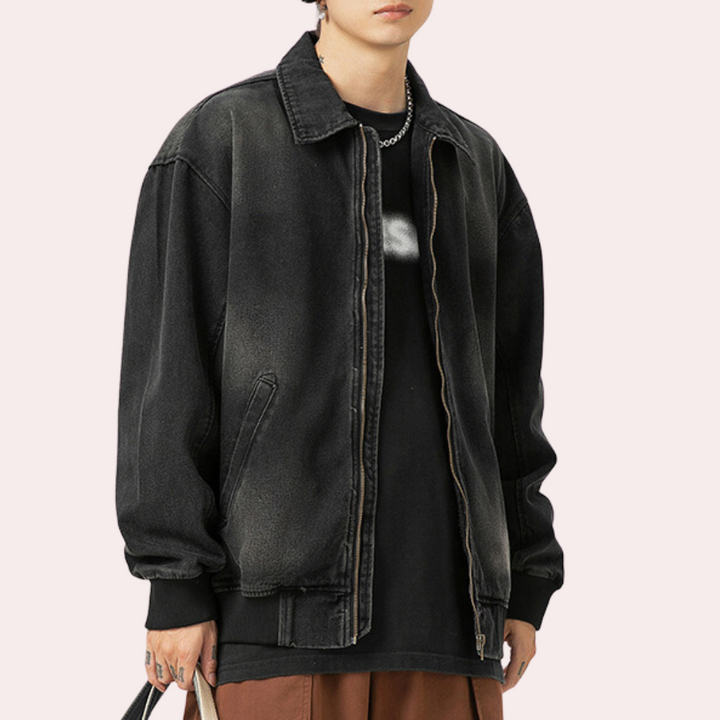 Zwarte oversized spijkerjas voor heren, casual streetwear stijl, met knoopsluiting en zakken. Perfect voor modieuze, comfortabele outfits.