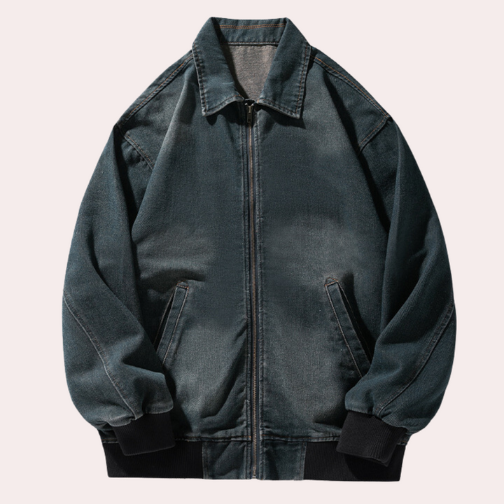 Donkerblauwe denim jas met ritssluiting, geribbelde boorden en kraag. Stijlvolle oversized spijkerjas voor heren. Perfect voor casual streetwear.
