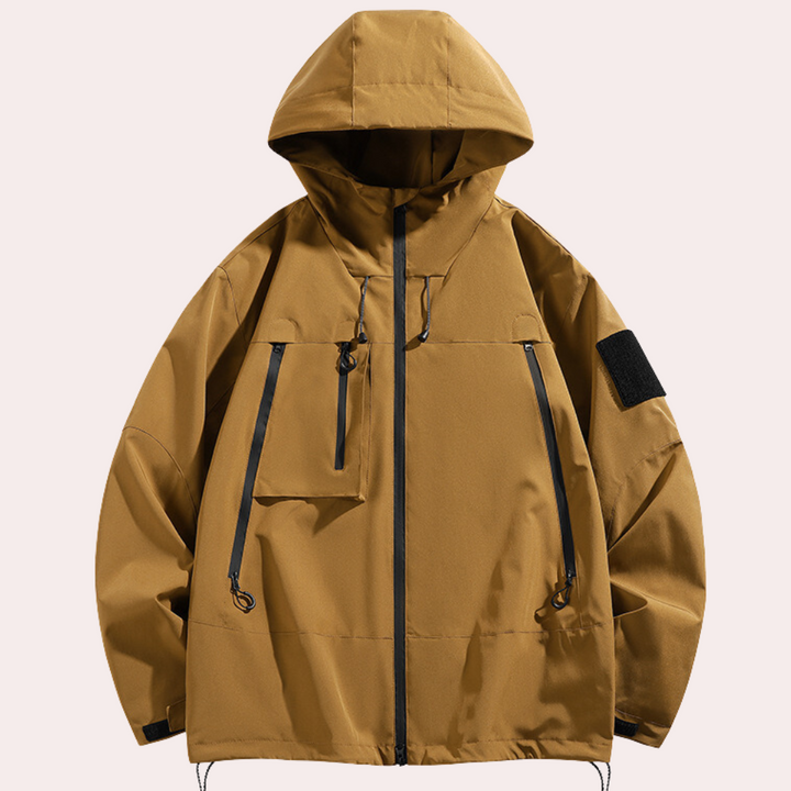 Bruine herenjas met capuchon, waterdicht, meerdere zakken, ritssluiting, casual stijl. Perfect voor outdoor activiteiten en dagelijks gebruik.