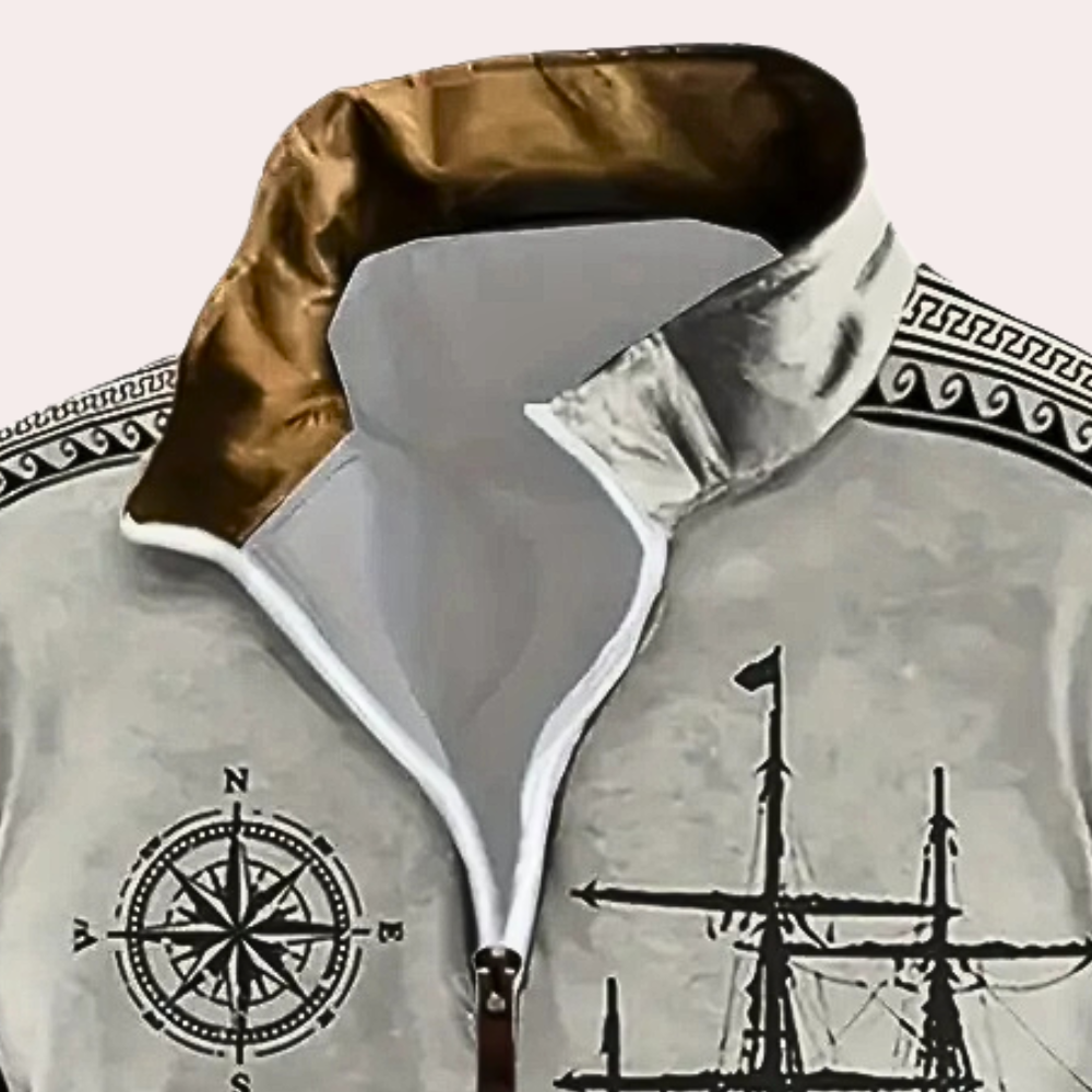 Grijze jas met kompas en schip print, bruine kraag, ritssluiting. Nautische stijl, herenmode, casual kleding, trendy ontwerp.