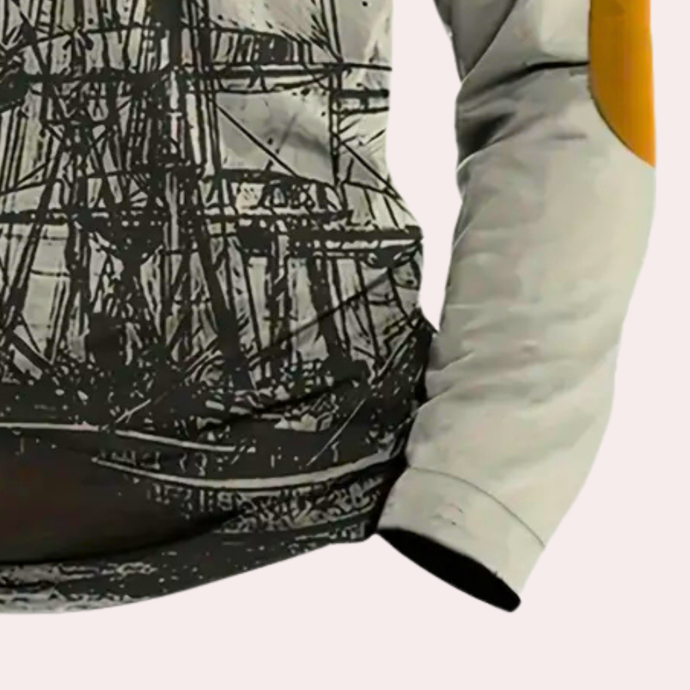 Grijze trui met scheepsprint en oranje elleboogpatch. Moderne herenkleding, nautisch ontwerp, casual stijl, lange mouwen.