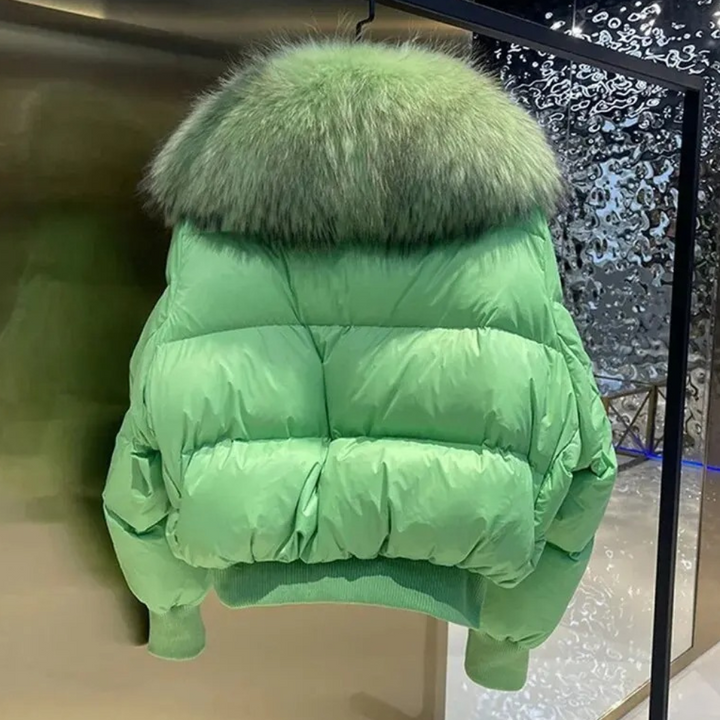 Lichtgroene gewatteerde jas met donkergroene bontkraag, wintermode, stijlvolle damesjas, warme kleding, luxe design, trendy winterjas.